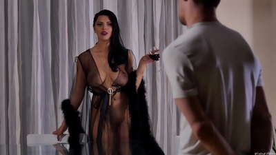 Slut Kira Queen ftoi fqinjin e saj për çaj dhe e qiti atë në tryezën e darkës