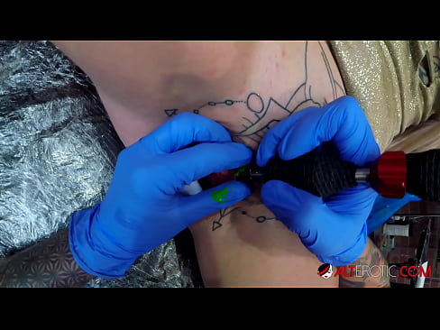 ❤️ E dashura jashtëzakonisht e bërë me tatuazhe, Sully Savage, bëri një tatuazh në klitorisin e saj ❤️❌ Porno tek ne ﹏